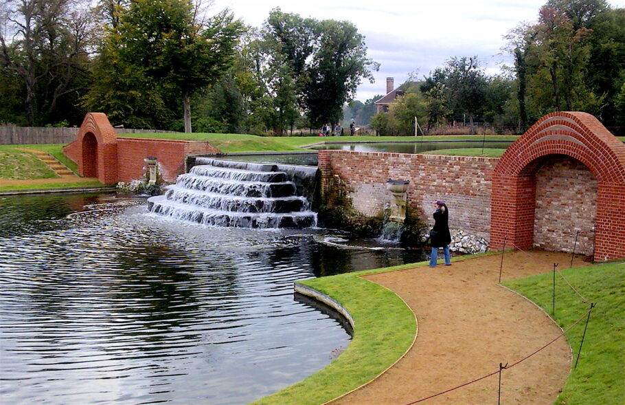 New Curved bench taking shape for Bushy Park