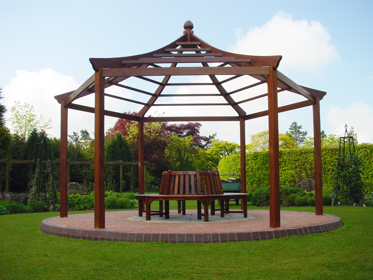 From bench makers to bespoke garden furniture designers Woodcraft UK