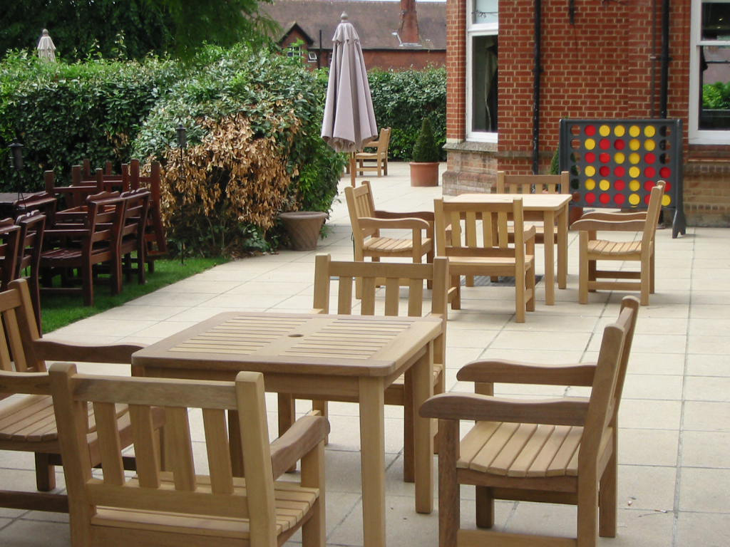 Bespoke wooden garden tables &amp; beer garden patio tables 