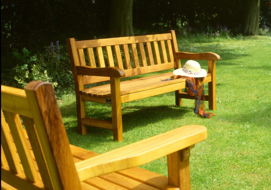 The York wooden bench with flat arms