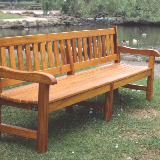 An 8 foot York bench with centre leg